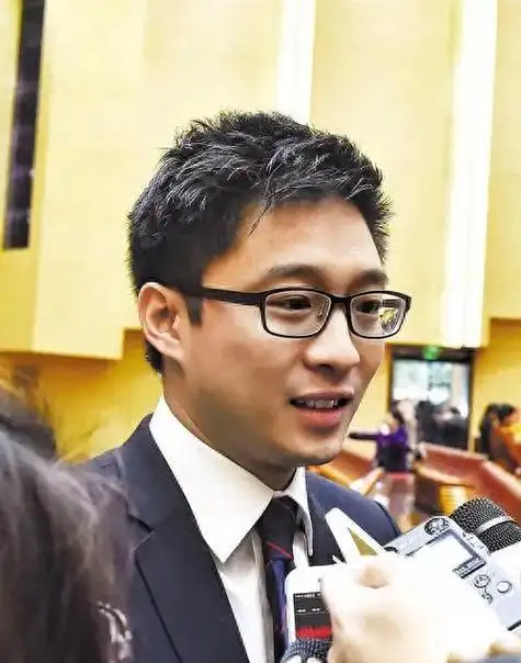 题目是朱玲玲本人宣布好消息:她的儿子霍启山官方宣布结婚,新娘的身份