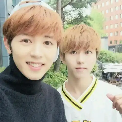 蔡徐坤女友曝光戴情侣耳钉晒同款自拍女方是创造101选手