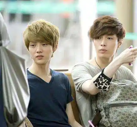 鹿晗和张艺兴真实关系揭秘:兄弟情义曾比海深?