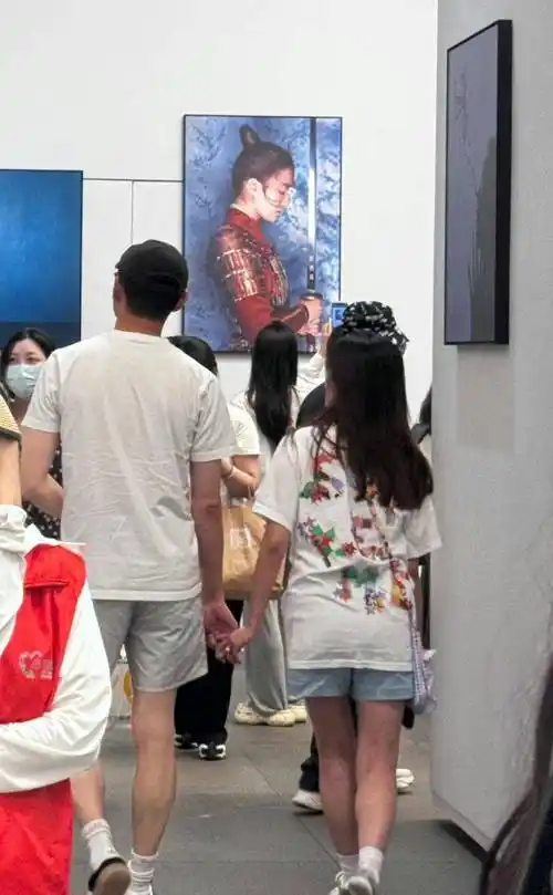 王彦霖陪妻女追星易烊千玺,艾佳妮牵手老公撒娇超甜蜜