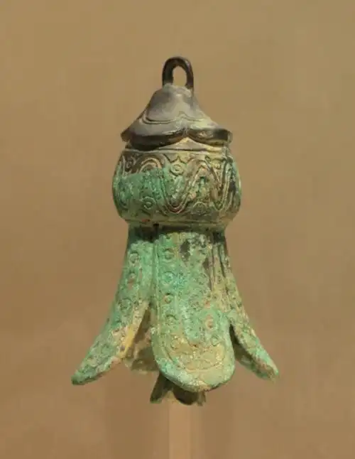 用的金杖以及诸多有西域特色的图腾设计,考古界有一种猜测,当时的三星