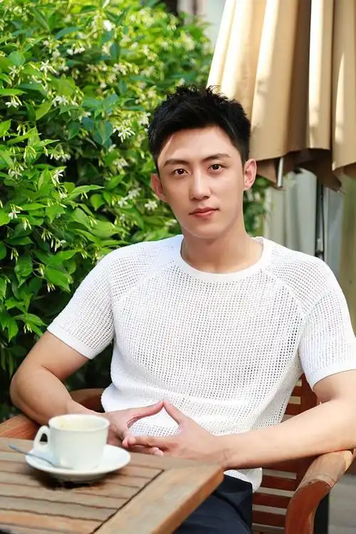 盛凌雪q6黄景瑜真的有女朋友吗感情生活理想型曝光演员黄景瑜目前并没