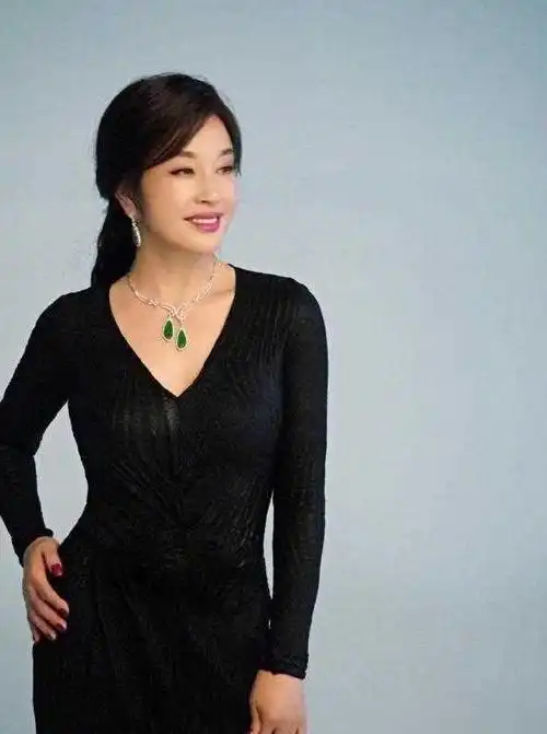 刘晓庆在豪宅里穿红裙和小鲜肉依偎在一起,相差数十岁,如同龄人