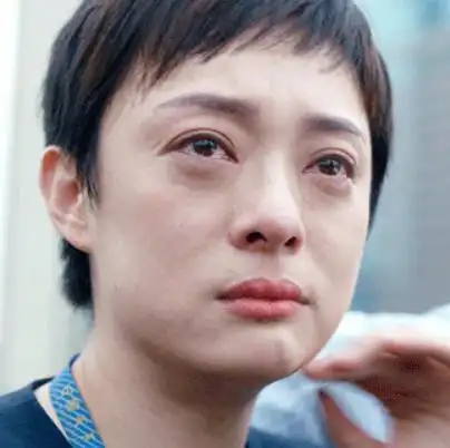 孙俪不顾妆容飙哭戏,谁知擦泪就"脱妆",素颜暴露37岁真实皮肤