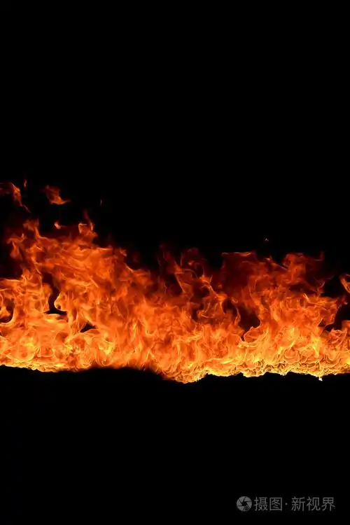 黑色背景上的熊熊火焰