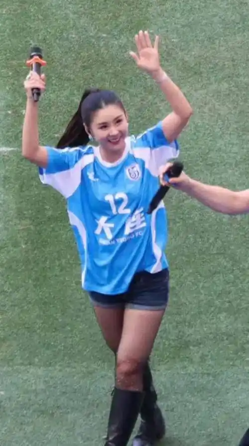 39岁李小萌现身大连,穿渔网丝袜,遭网友吐槽腿部显粗有肉