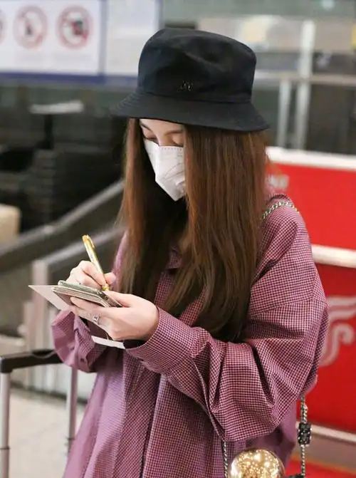 姚笛高调现身机场,穿格子衬衫配黑色半截裤,时不时尚?一目了然