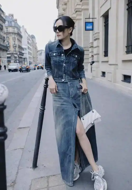 宋佳晒出巴黎时装周街拍,一身摩登前卫的牛仔装束,不知道是裤子还是