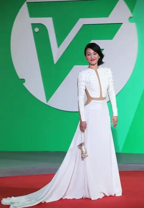 周迅穿衣显出年龄,黑色印花裙中间镂空,配盒子包成熟又贵气