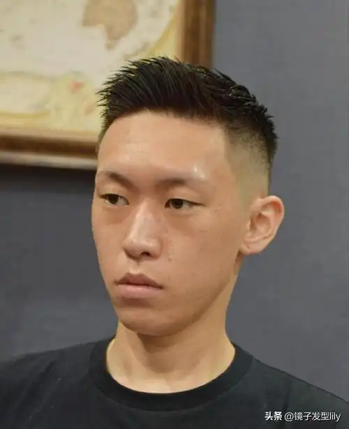 修剪出层次,平时涂抹一些造型品,抓出立体感的造型,立马变身帅哥型男