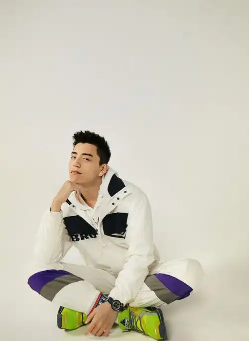 王大陆又换新造型超尖子弹发型还穿绿色运动鞋十足的偶像穿搭