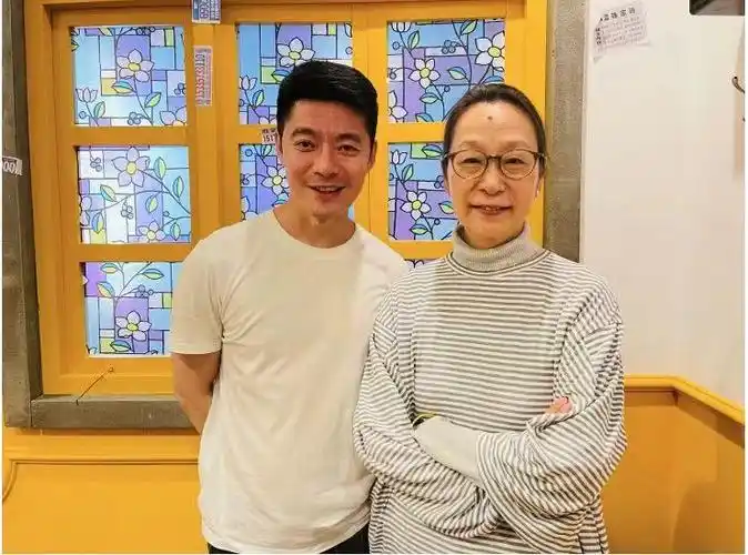 老戏骨奚美娟近况曝光无名指戴戒指金镯亮眼离婚28年独自带娃