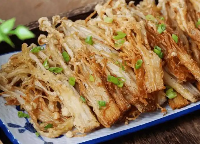 年夜菜炸金针菇,咸香有味,酥的掉渣,好看好吃,上桌就被抢光