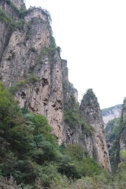 山峰奇特景色迥异