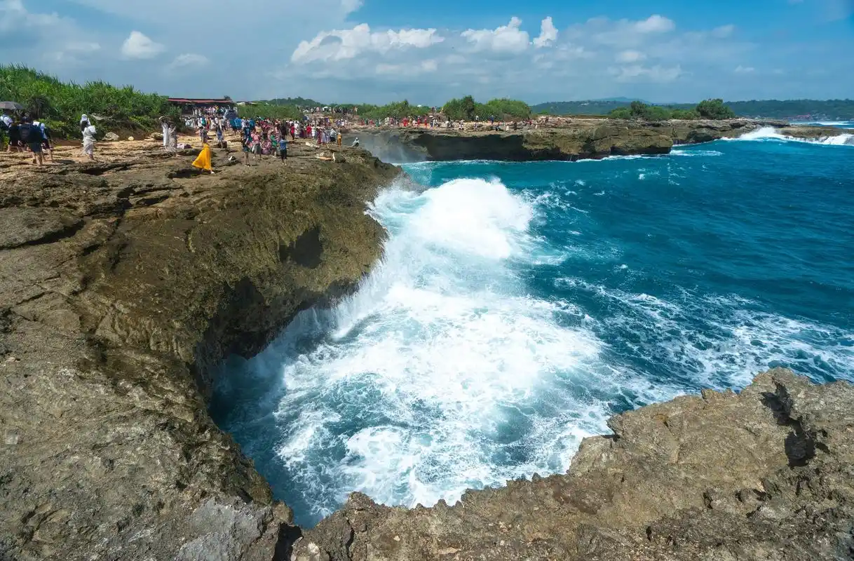 巴厘岛著名景点"恶魔眼泪"