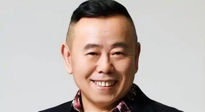 原创潘长江和妻子结婚三十八年,妻子被宠上天,如今花甲之年整容成功