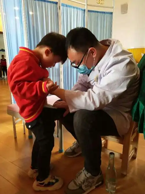 健康体检,快乐生活――恒大华府特蕾新幼儿园健康体检活动