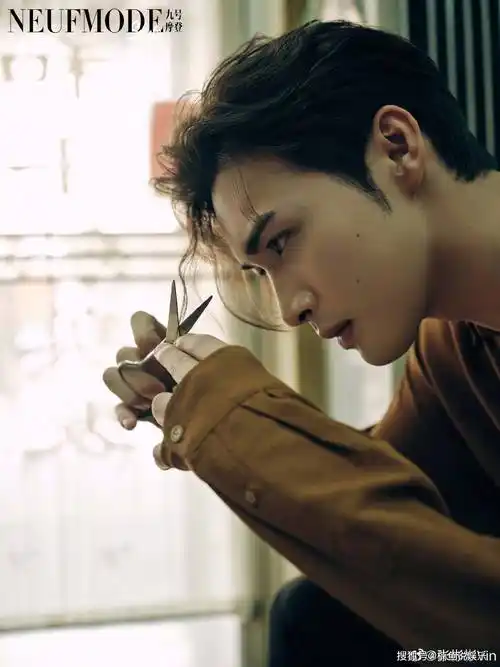 成名后的张彬彬愈发帅气!在弄堂里骑单车,微卷发型高级感满满