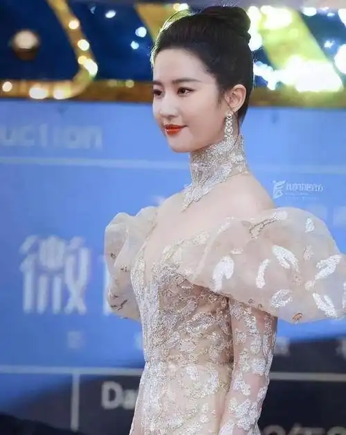 刘亦菲身穿高定粉裙美出圈网友确实好看就是身材该减减肥了