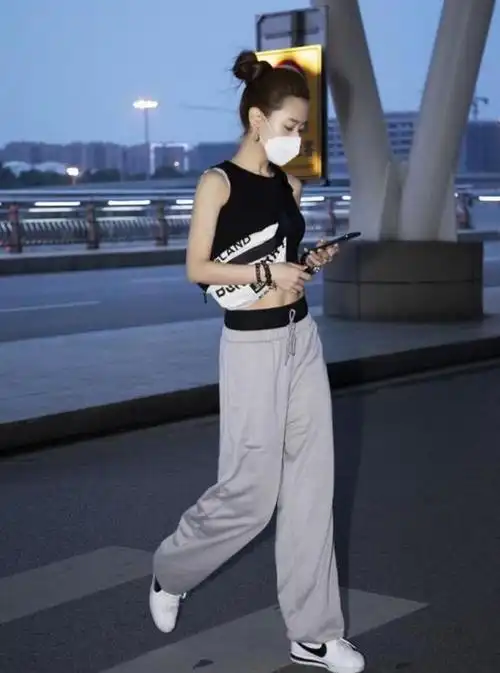 白冰当妈后更美穿短款背心配运动裤165cm却穿出超模般的比例