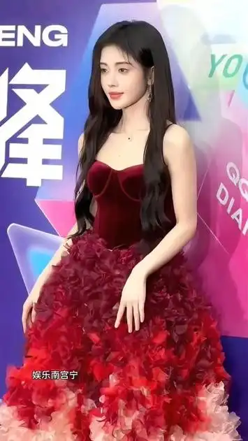 鞠婧祎红色渐变繁花裙,好娇艳的玫瑰,美神降临好美啊