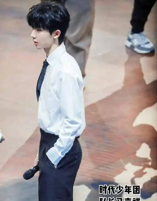 马嘉祺"被迫"秀腹肌,却被指油腻不够真实,旧照翻出瞬间被打脸_造型