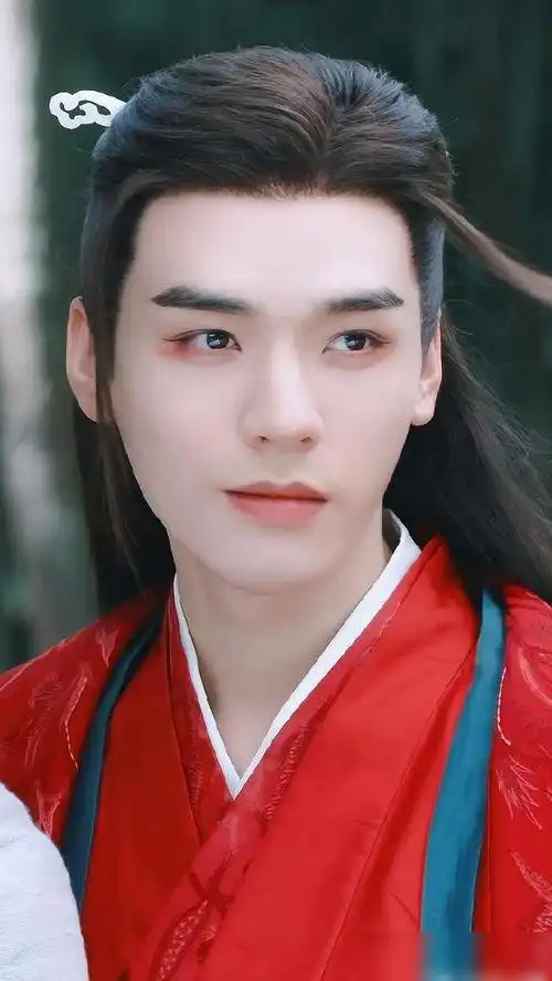 《山河令》中龚俊饰演的温客行作为鬼谷谷主,邪魅又霸气,时而又是个
