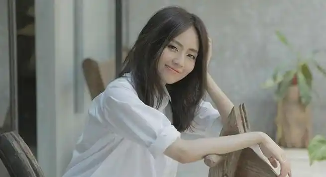 刘惜君:因病失声三年 刘惜君,中国内地女歌手,2009年的超级女声比赛