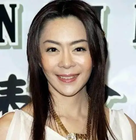 朱丽倩年轻时的样子不能说是特别惊艳,但是看上去非常清纯,一种清水出