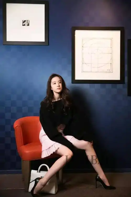 刘亦菲dior高订造型我给101分,多出来的1分就是让她骄傲的!