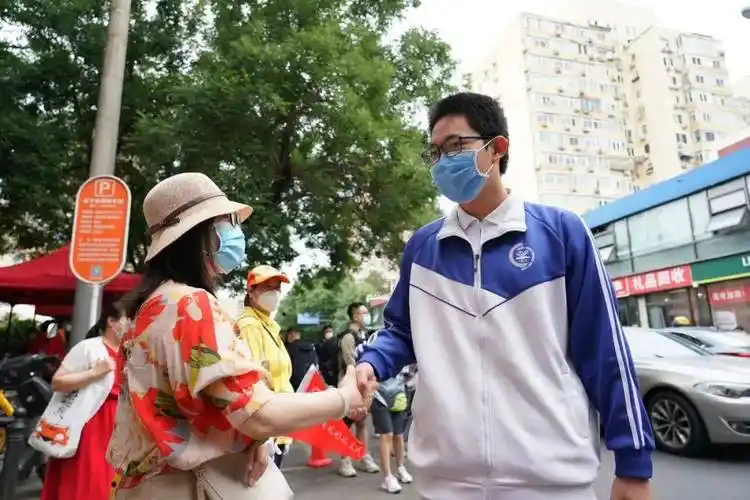多图直击北京2022年高考拉开帷幕48万名考生奔赴考场