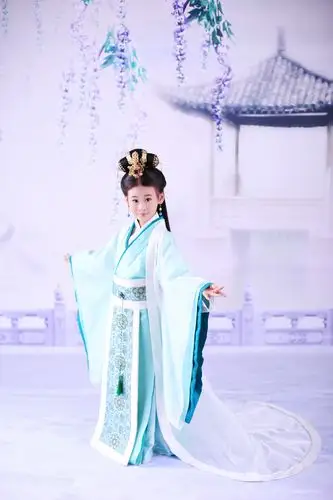 人气小童星何羿霏古装媲美范冰冰 被赞00后萌女神