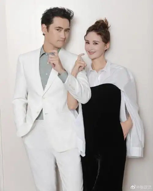 张歆艺袁弘庆祝结婚七周年 甜蜜对视挽手臂满满爱意