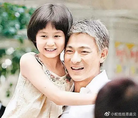 从天王巨星到女儿奴,凌晨3点给女儿做饭的刘德华,不缺席的父爱
