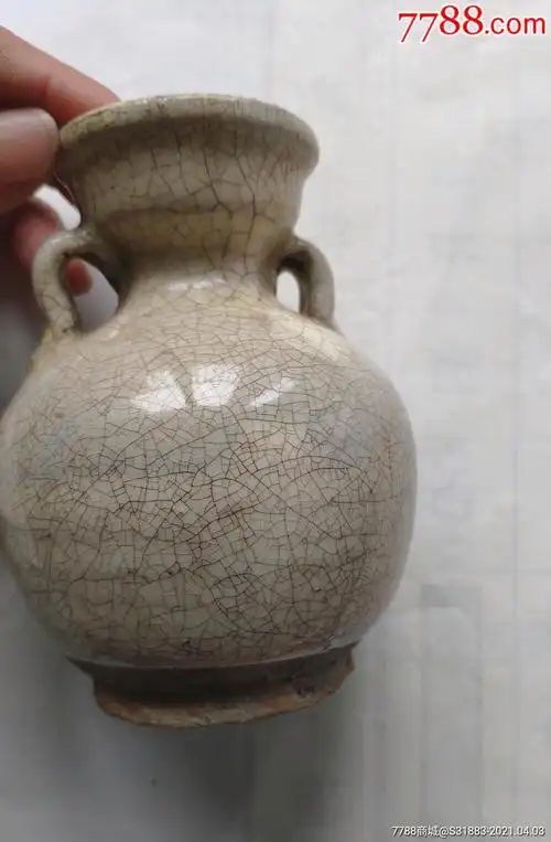 宋官窑梅子青开片双耳小尊