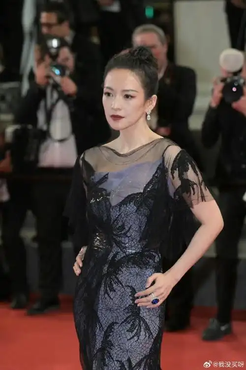 章子怡戛纳红毯穿的john galliano设计的maison margiela的高定礼服