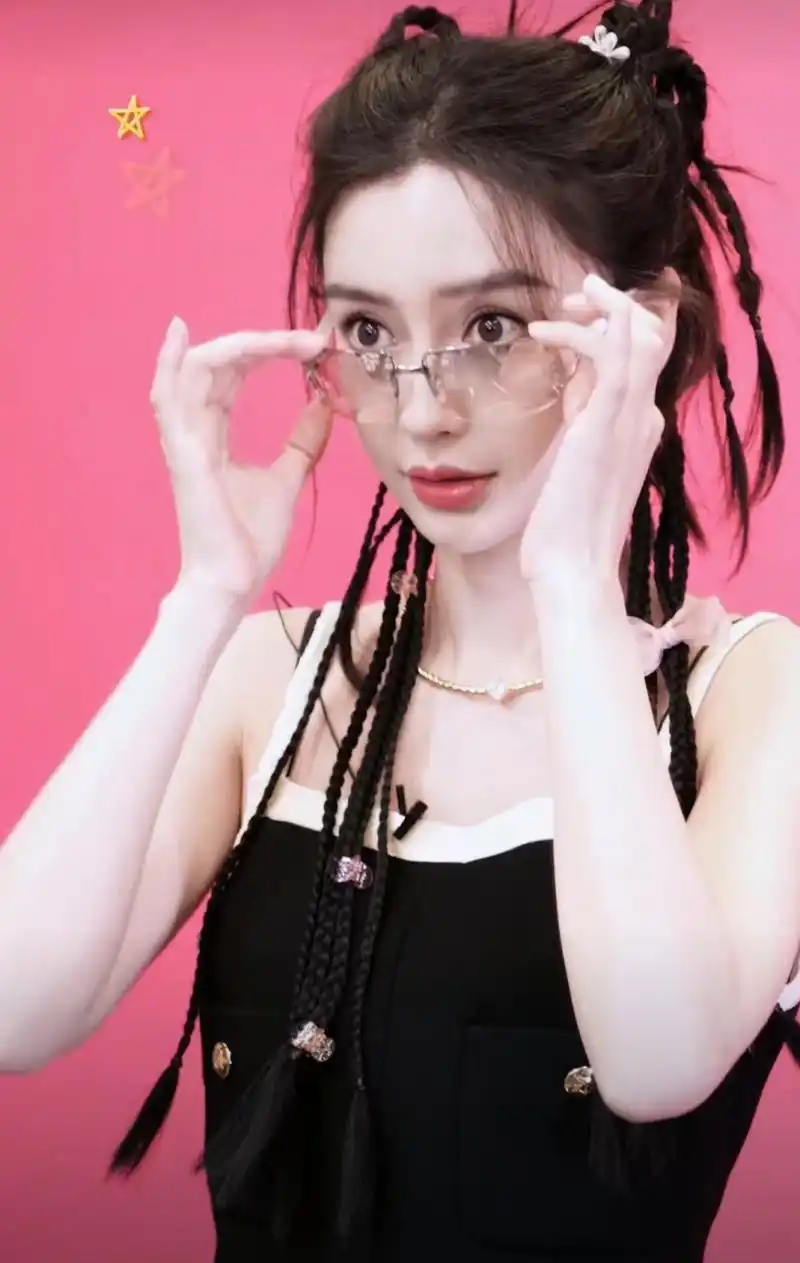 angelababy《你好星期六》宣传片,戴着眼镜扮活泼,气质特别俏皮,甜美