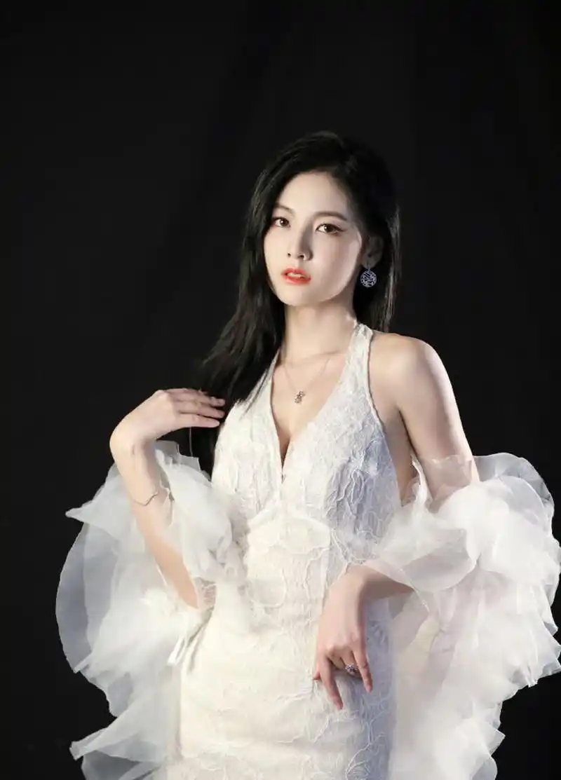 赵粤的身材曲线堪称完美!   #赵粤白衣国风曲塑造#[左捂脸]