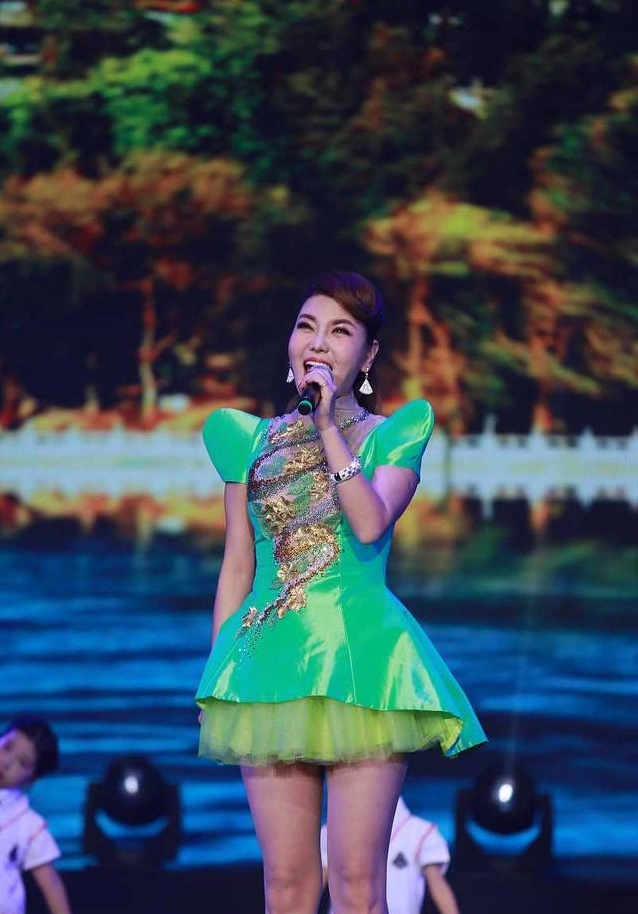 原创乌兰图雅真挺有气质穿的绿油油就上台这造型普通人挺难驾驭