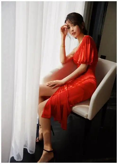 佟丽娅剪了"短发"气场大增,穿灰色西装配白衬衫,又a又飒赢了__财经