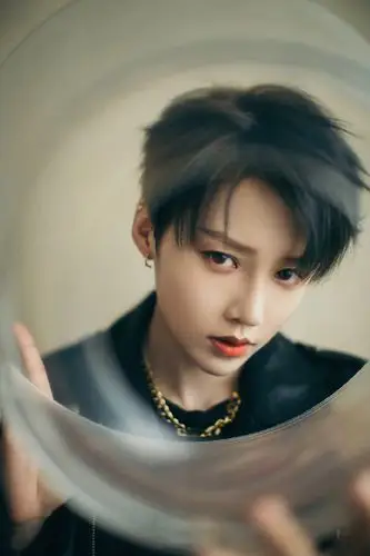 简介:刘雨昕黑色皮衣利落酷飒写真图片,分享一组刘雨昕图片给大家,图