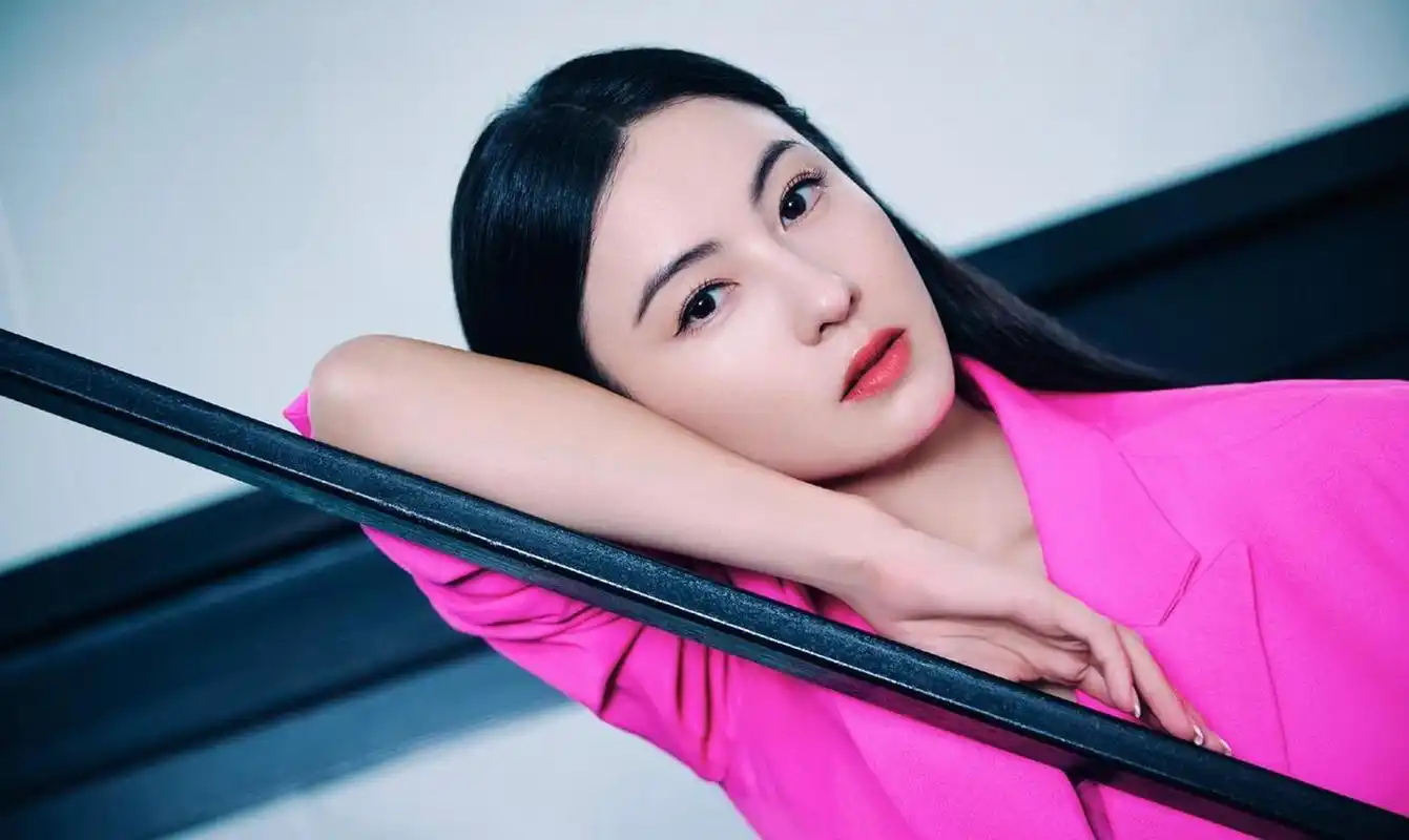 张柏芝芭比粉造型大片,乌黑长发顺直浓密,粉红色亮眼西装与整个人气质