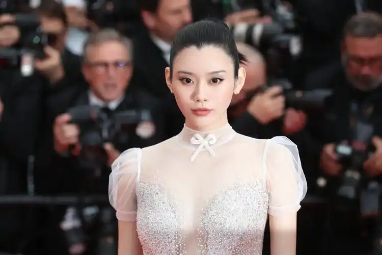 奚梦瑶佩戴boucheron宝诗龙亮相戛纳电影节隐秘的生活首映礼红毯