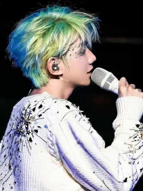 王源四次周年妆容五周年:流星妆六周年:黑网纱七周年:花瓣妆十周年