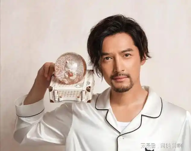 霍建华如今的状态,不禁让人想起了前些天在网上分享自己胡子拉碴的