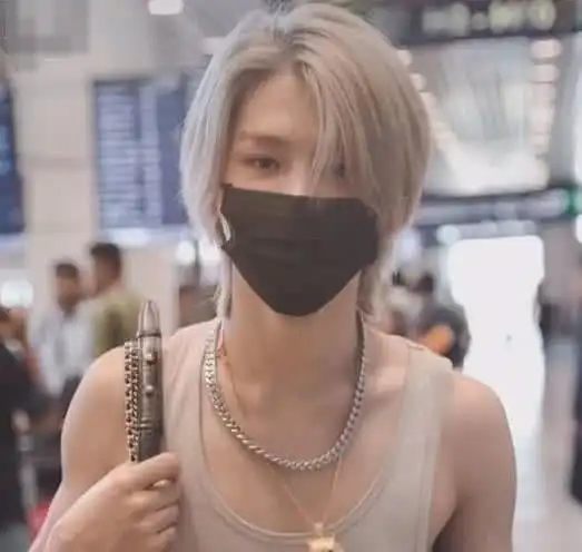 黄明昊这纹身不要太性感啊,这身材也太好了,网友;舔屏