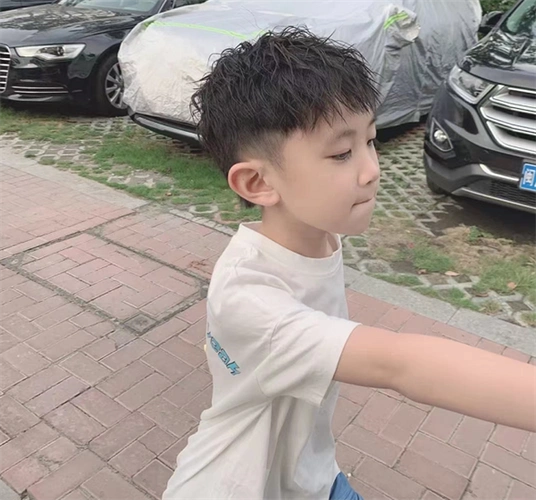 小男孩潮流发型 寸头or钢夹烫超酷的_儿童发型 - 美发站