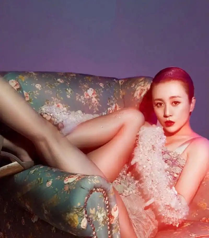 脱离了搞笑角色,马丽的身材好好啊,前凸后翘,怪不得找了个弟弟结婚