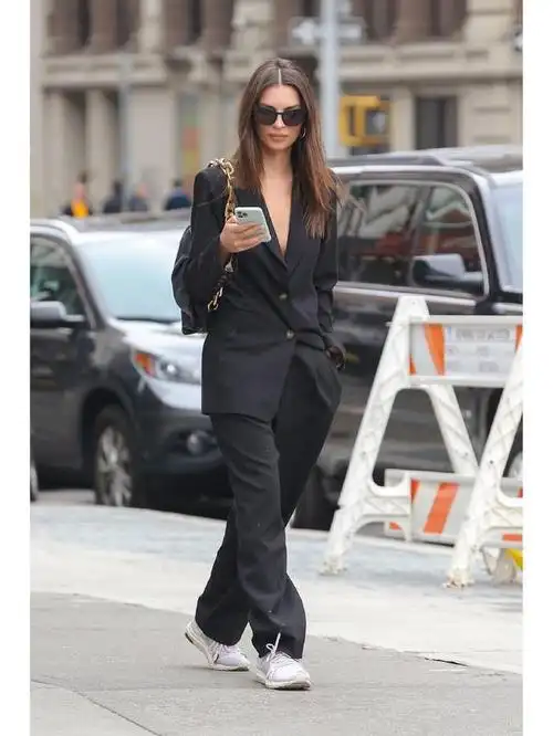 欧美明星街拍|emily这身黑色西装真的太可爱了!