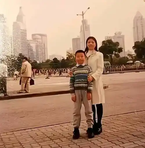 看郭威跟姚策小时候照片许敏姐姐哭了杜新枝反驳网友令人气愤